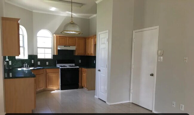 Foto del edificio - 3210 Blue Jay Ln