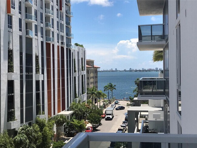 Foto del edificio - 600 NE 27th St