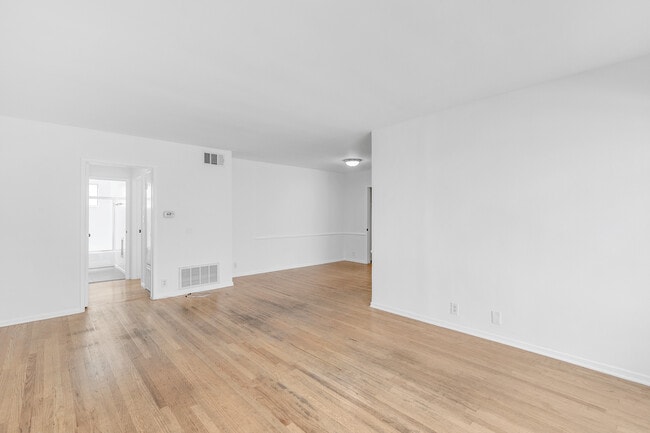 Building Photo - 357 S Elm Dr