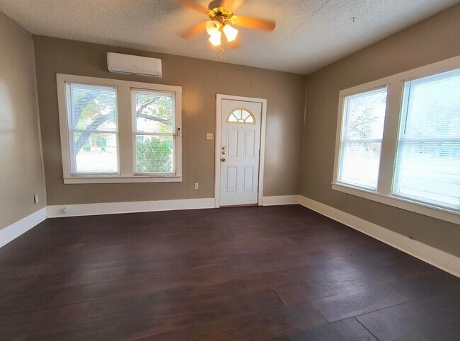 Foto del edificio - AFFORDABLE 1 Bedroom 1 Bath AVAILABLE SOON! WATER INCLUDED!