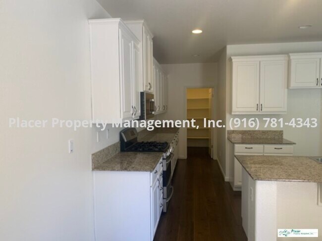 Foto del edificio - Beautiful Solar 3 bedroom plus den 3 bath ...