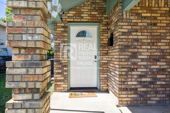 Building Photo - Charming 3 Bedroom Home in Prime Dallas Lo...