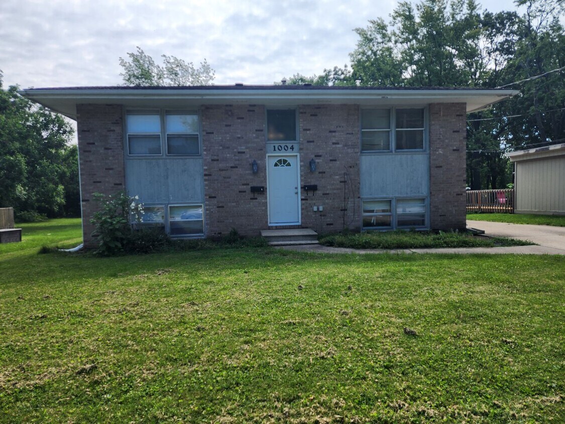 1004 Franklin Ave Unit Upper 2, Normal, IL 61761 Room for Rent in