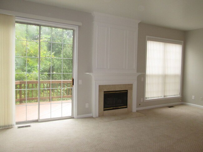 Building Photo - Light Filled 3 Bedroom 3.5 Bath 1 Car Gara...
