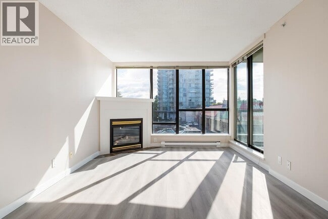 Photo du bâtiment - 8180 Granville Ave