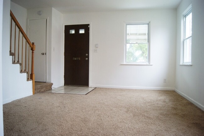Building Photo - 3 Bedroom EOG Townhome in Essex
