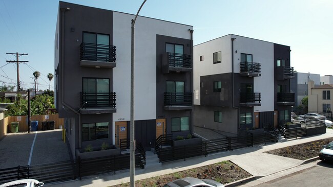 Foto del edificio - 4960 Clinton St