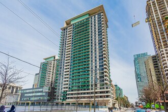 Building Photo - 70 Roehampton Ave