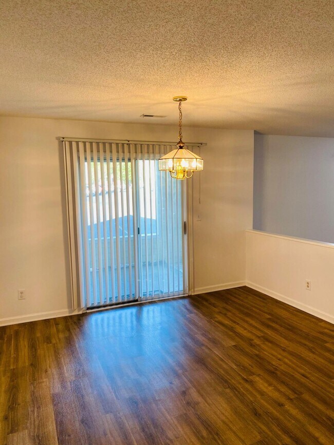 Foto del edificio - 523 Spring Forest Rd