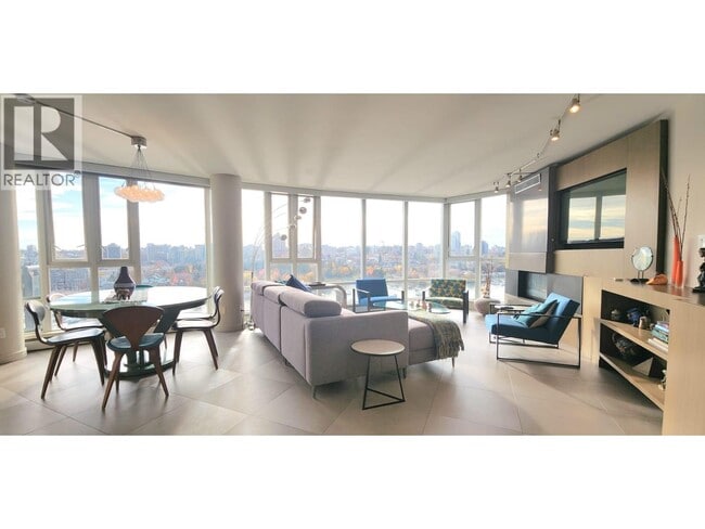 Building Photo - 1383 Marinaside Crescent