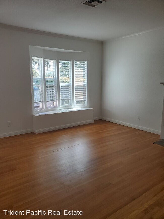 Building Photo - 4 br, 3.5 bath House - 654 H Avenue