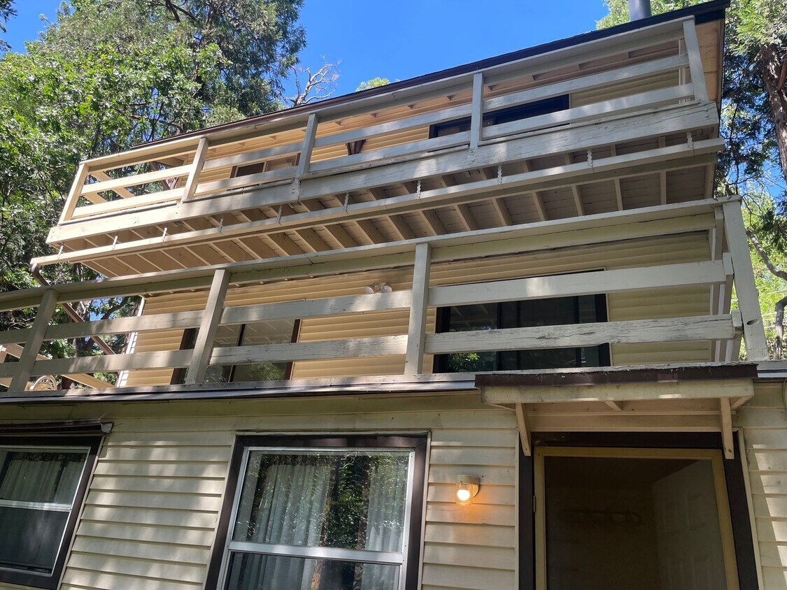 Foto principal - 3 bedroom 3 bath in Crestline.