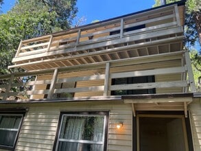 Building Photo - 652 Knoll Dr