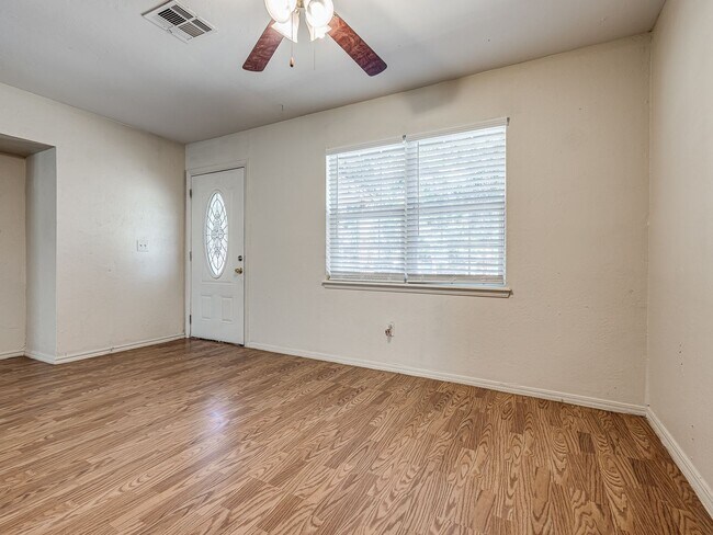 Foto del edificio - 3312 Gwendolyn Ln