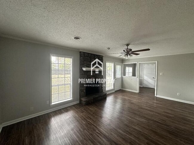 Building Photo - 6837 Valley Park - Available Now!