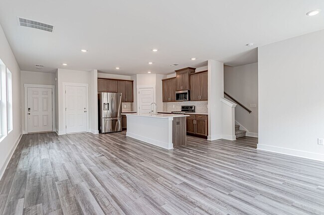 Foto del edificio - END UNIT! Townhome Off of Butler Rd