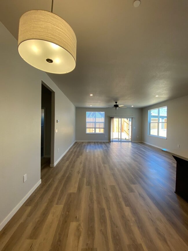 Building Photo - 240 Silver Bend Way