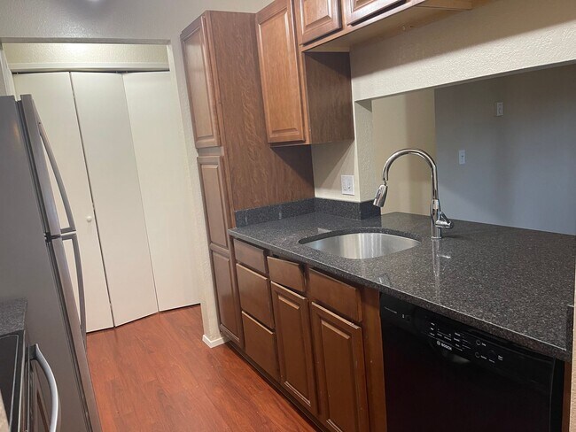 Building Photo - Cozy 2bd Condo in Overlake!