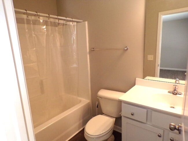 Building Photo - 4 Bedroom Townhome Located In Allenwood