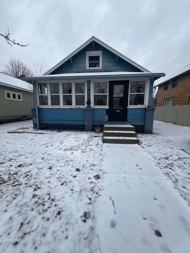 Building Photo - 827 Single Ave