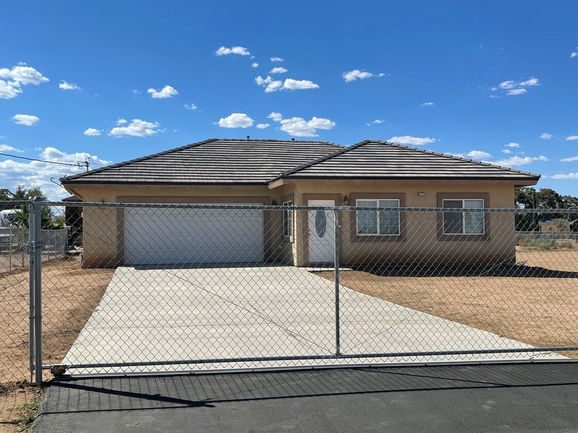 Foto principal - Beautiful Hesperia Starter Home, 2 Bedroom...