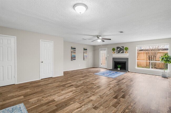 Foto del edificio - 15355 Falmouth Ave