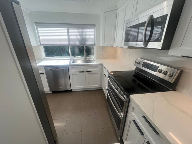 Building Photo - Beautiful 4 bed 2 bath home in San Jose with AC. Must See!