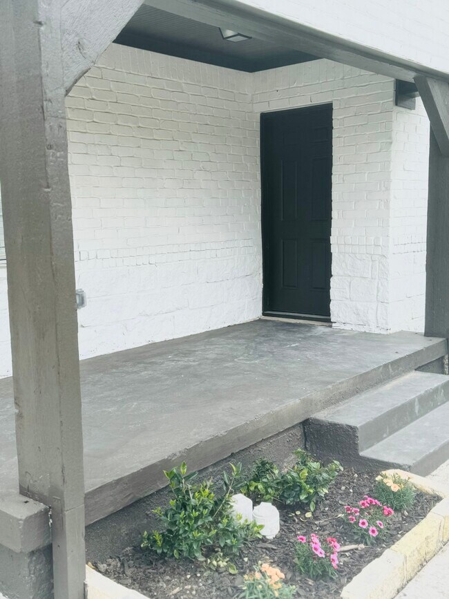 Building Photo - 2526 Exline St