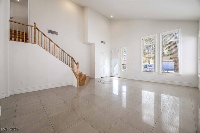 Foto del edificio - 212 Waterton Lakes Ave