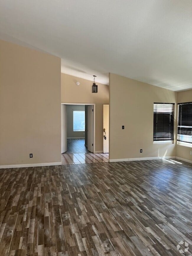 Building Photo - 2433 Springland Dr