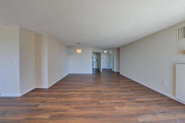 Building Photo - 1332 Harmon Cove Tower
