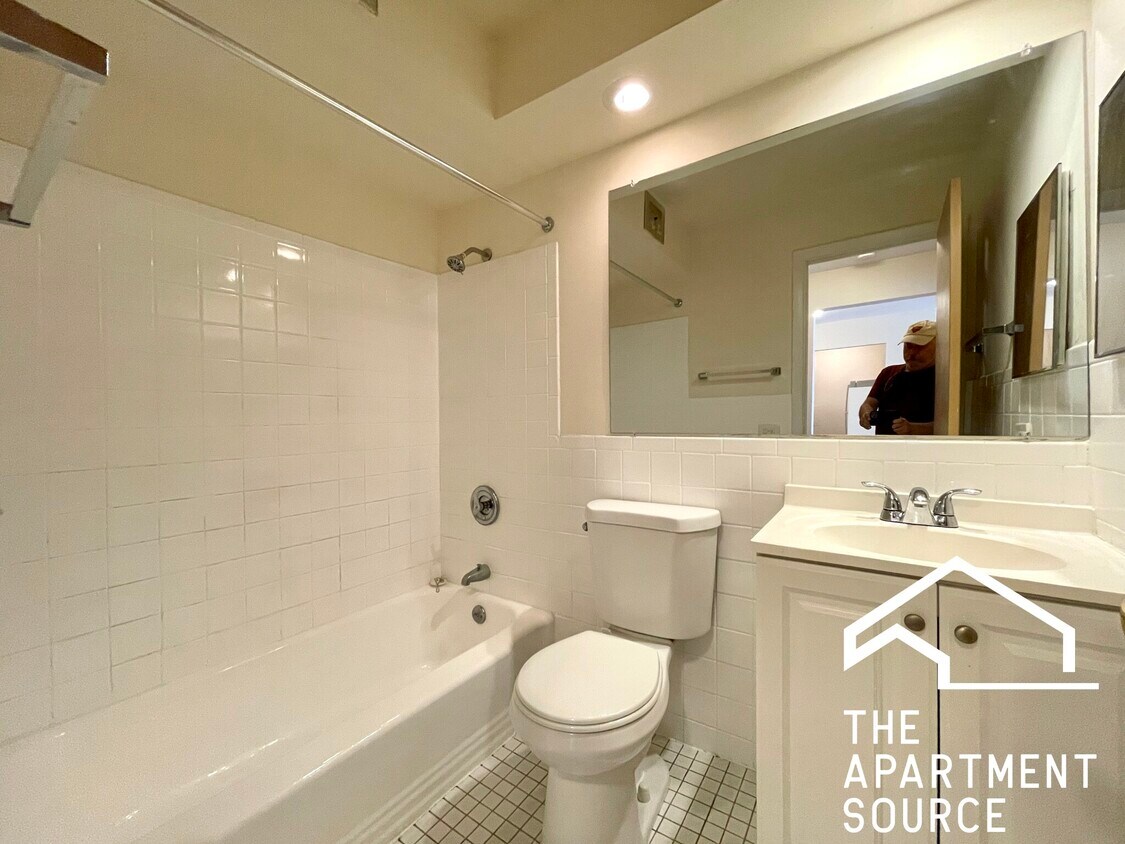 Foto principal - 6002 N Kenmore Ave