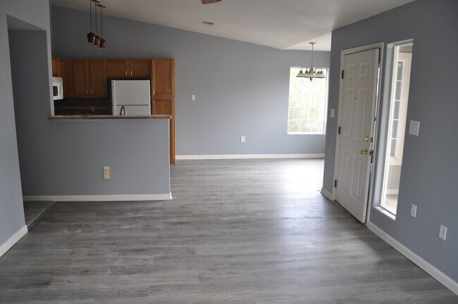 Building Photo - 8485 Pebble Creek Way