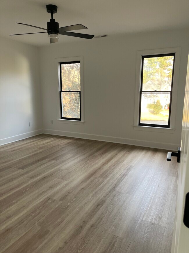 1 de los dormitorios. El otro dormitorio se ve igual. - 5 Oakwind Ct