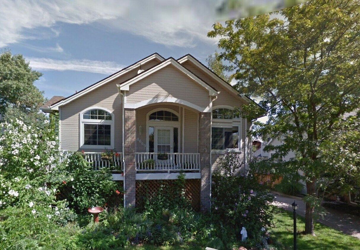 Primary Photo - 4 Bedroom, 3.5 Bathroom Family Home in Bou...