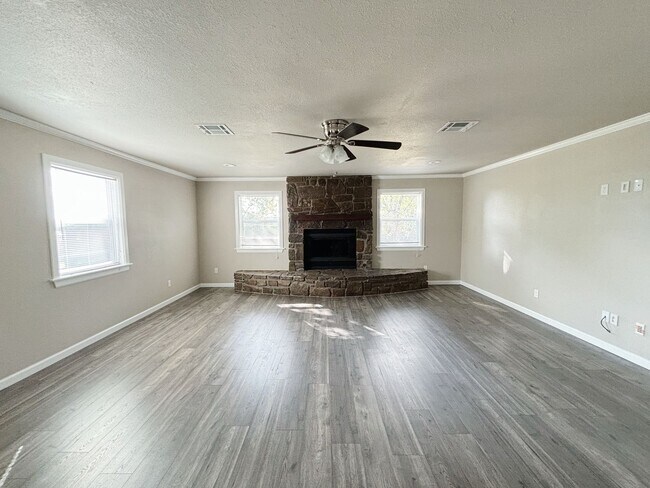 Foto del edificio - Large 4-bedroom, 2-bathroom home