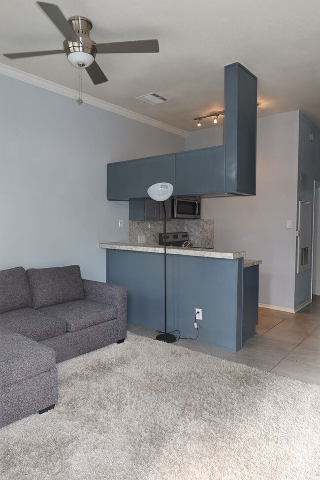 Building Photo - Wesdgewood West Campus - 1BD / !BA - 10 Ft Ceilings - Nodern Appliances - Gated - W/D -  $1200