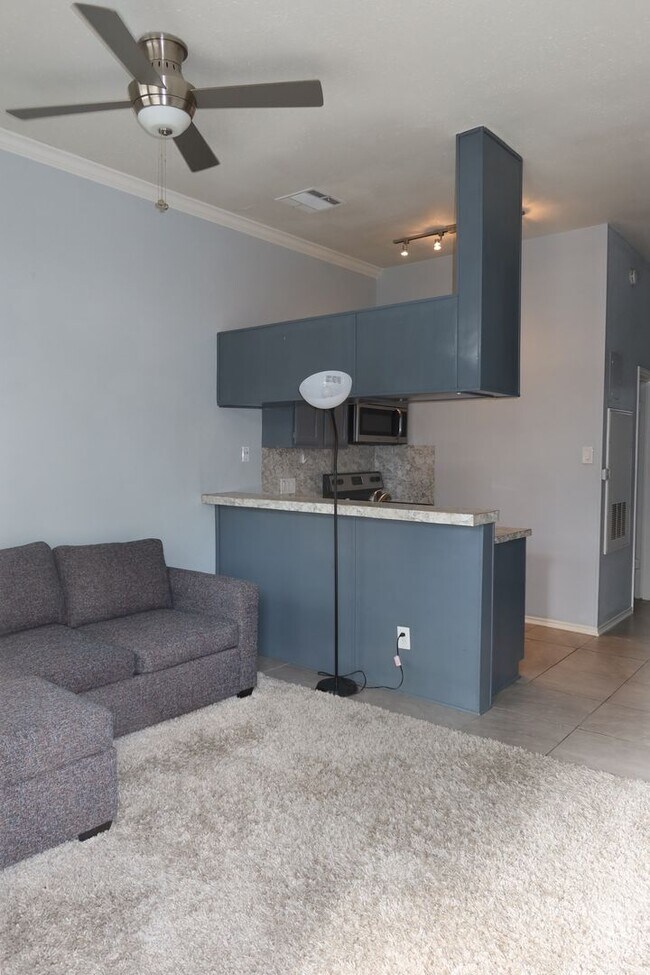 Foto del edificio - Wesdgewood West Campus - 1BD / !BA - 10 Ft Ceilings - Nodern Appliances - Gated - W/D -  $1200