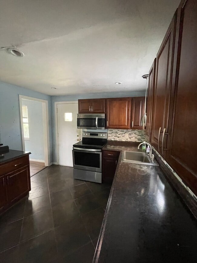 Building Photo - 2 bed 1.5 bath home in Pittsburgh Pa!