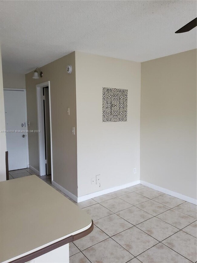 Building Photo - 2701 Riverside Dr