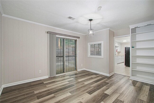 Building Photo - 2243 Oak Cir