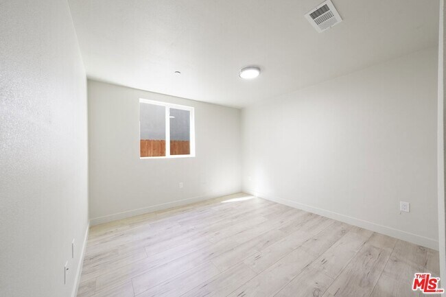Foto del edificio - 737 E 82nd St