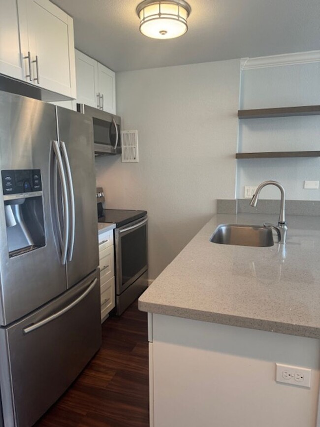 Building Photo - Highlander 1 Bedroom with Parking, Washer/...