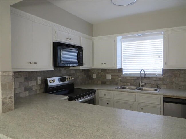 Building Photo - 8716 Club House Dr