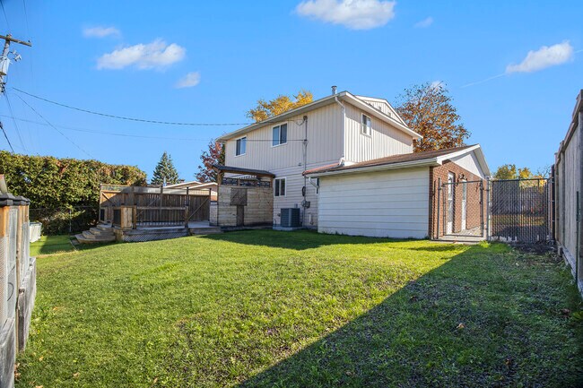 Building Photo - 375 Hatfield Crescent