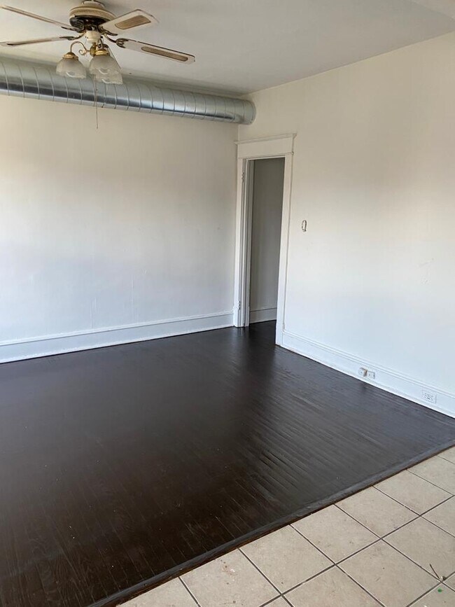 Building Photo - 4823 Walnut St