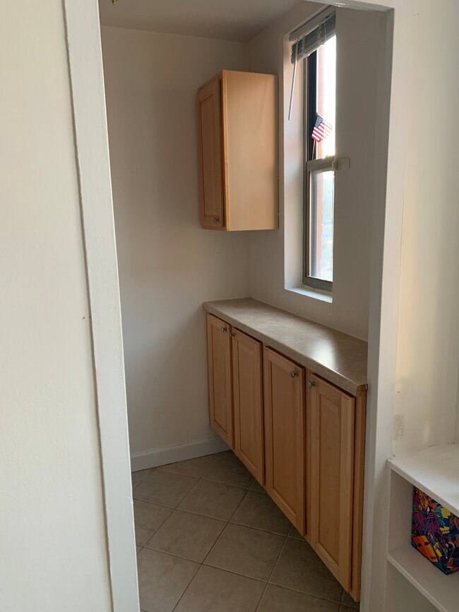 2nd wall of cabinets - 1111 Arlington Blvd Apartment