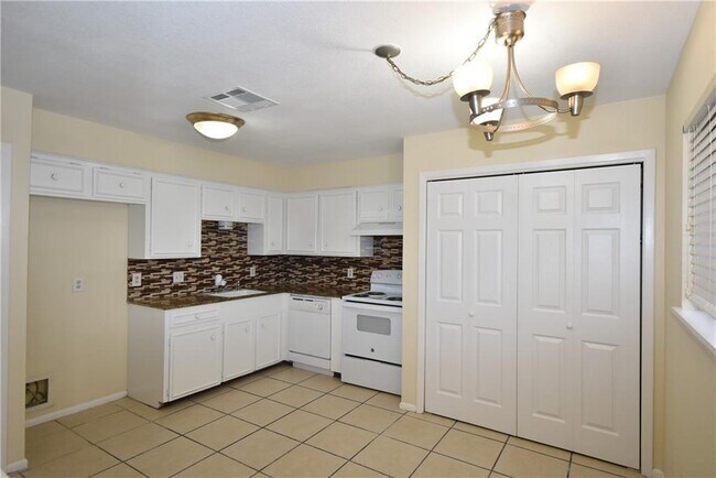 Building Photo - 1606 Cimmarron St