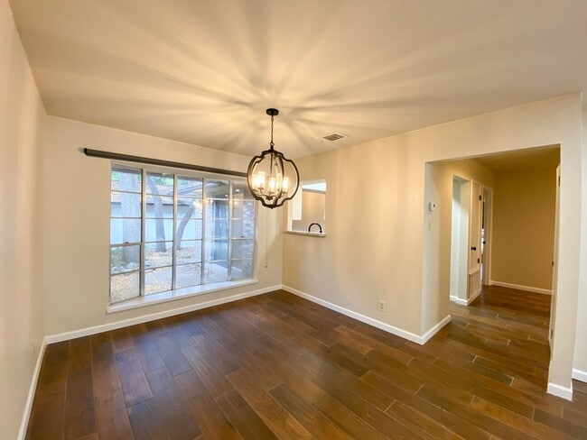 Foto del edificio - WHISPERING OAKS RARE FIND 3 BD/2 BA AVAILABLE APRIL 7TH!