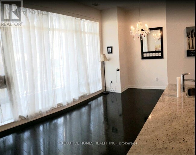 Photo du bâtiment - 365 Prince of Wales Dr